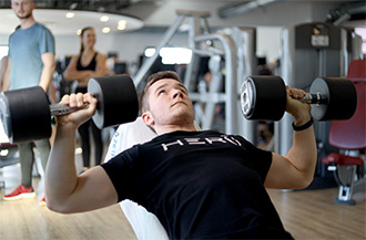 Mitglied beim Krafttraining im Number1