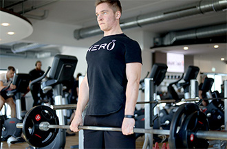 Mitglied beim Krafttraining im Number1