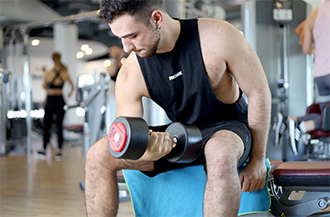 Mitglied beim Krafttraining im Number1