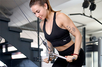 Mitglied beim Krafttraining im Number1